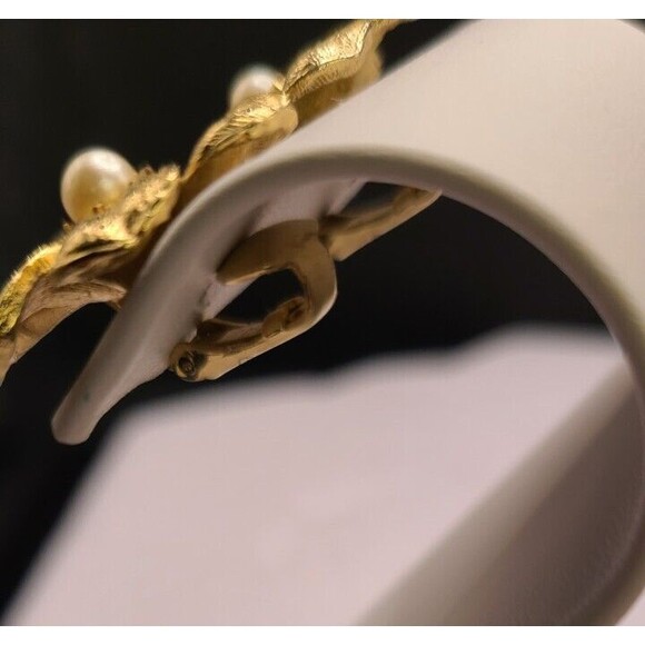 Coro Brushed Gold Tone Clip-on Earrings W/Faux Pearls 1" Dia Vintage - Picture 3 of 3